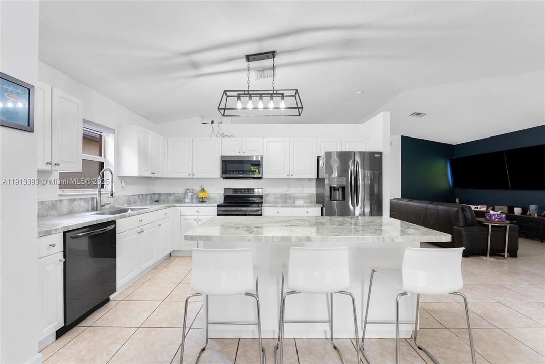 For Sale: $639,000 (3 beds, 2 baths, 1978 Square Feet)