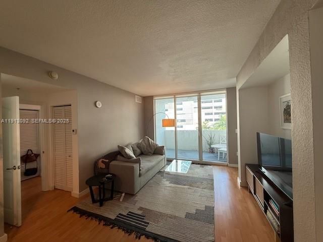 Недавно арендовано: $2,400 (1 спален, 1 ванн, 877 Квадратных фут)