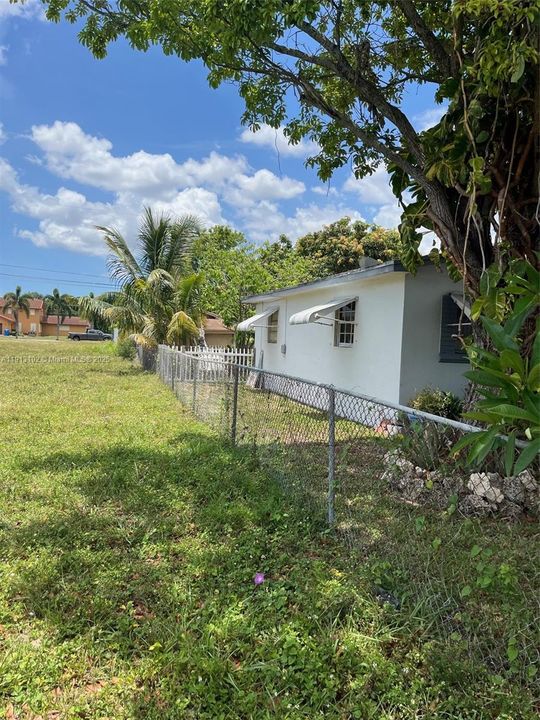 Active With Contract: $299,000 (2 beds, 2 baths, 840 Square Feet)