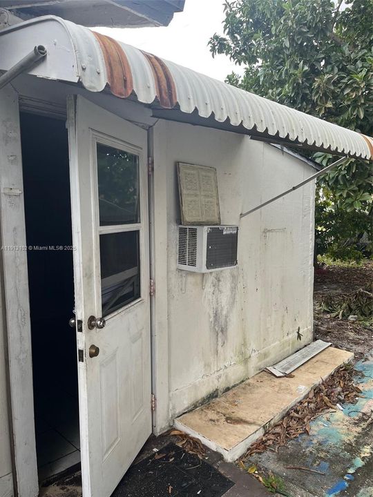 Active With Contract: $299,000 (2 beds, 2 baths, 840 Square Feet)