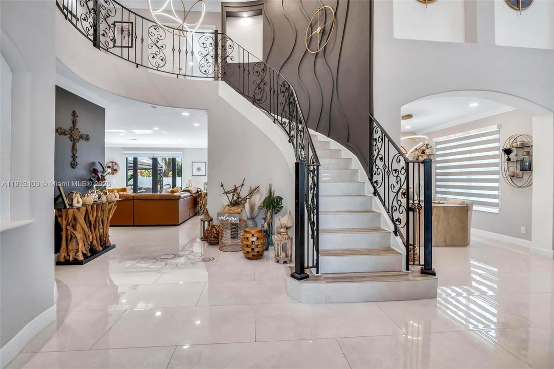 На продажу: $1,250,000 (5 спален, 3 ванн, 3706 Квадратных фут)