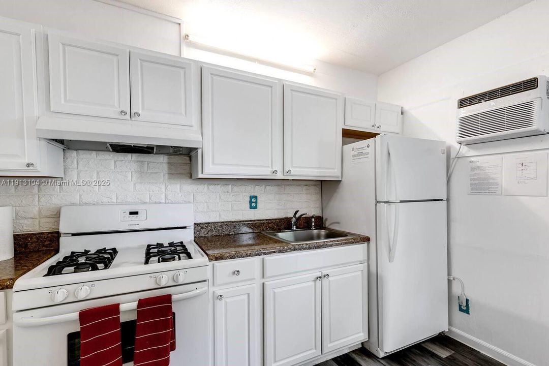 Active With Contract: $1,600 (1 beds, 1 baths, 0 Square Feet)