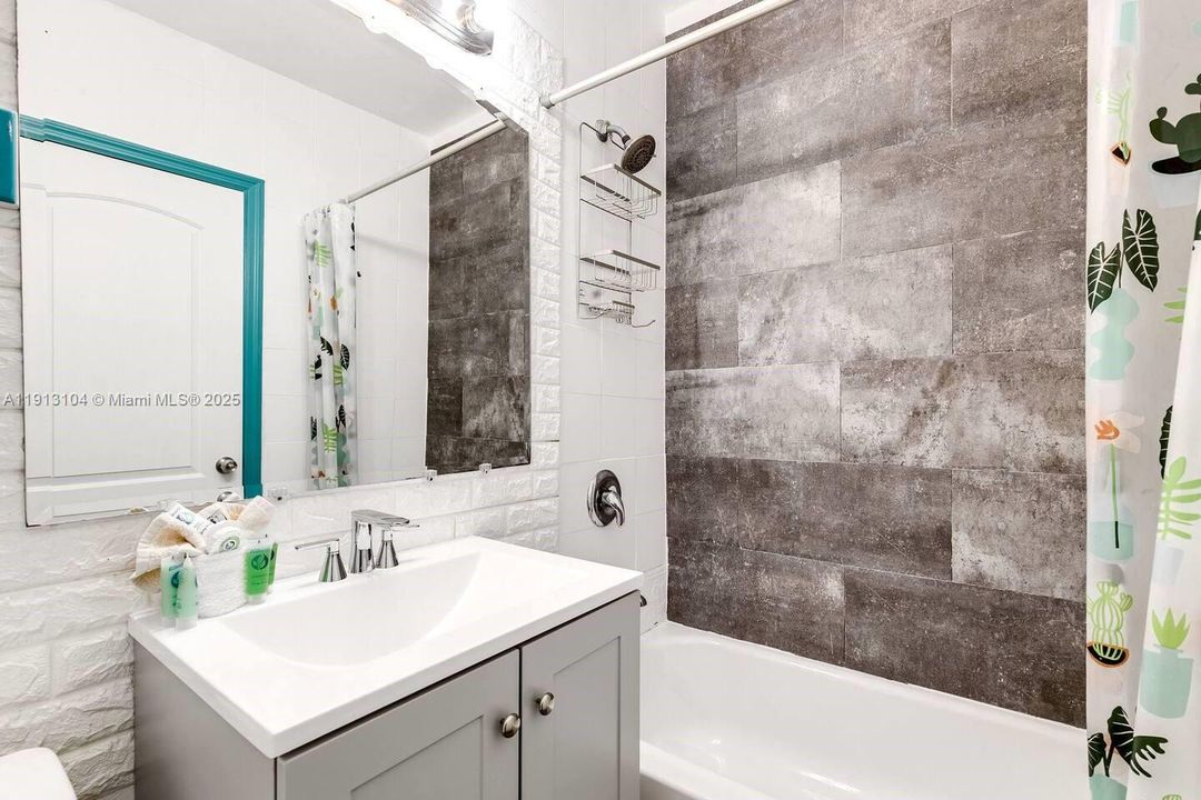 Active With Contract: $1,600 (1 beds, 1 baths, 0 Square Feet)