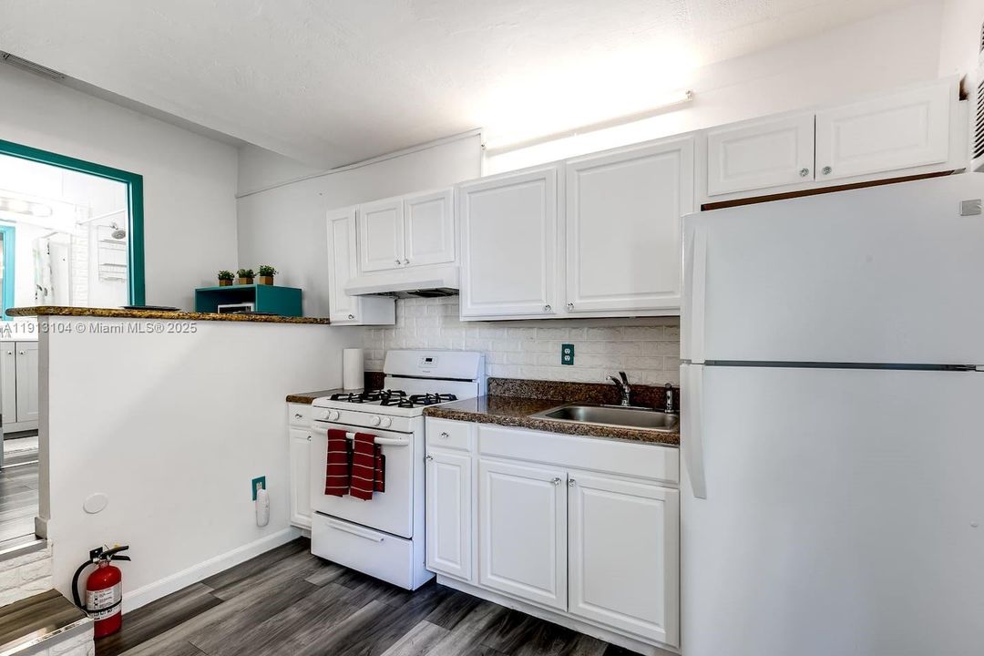 Active With Contract: $1,600 (1 beds, 1 baths, 0 Square Feet)