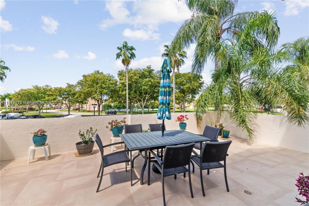 Под контрактом: $2,300 (2 спален, 2 ванн, 1500 Квадратных фут)