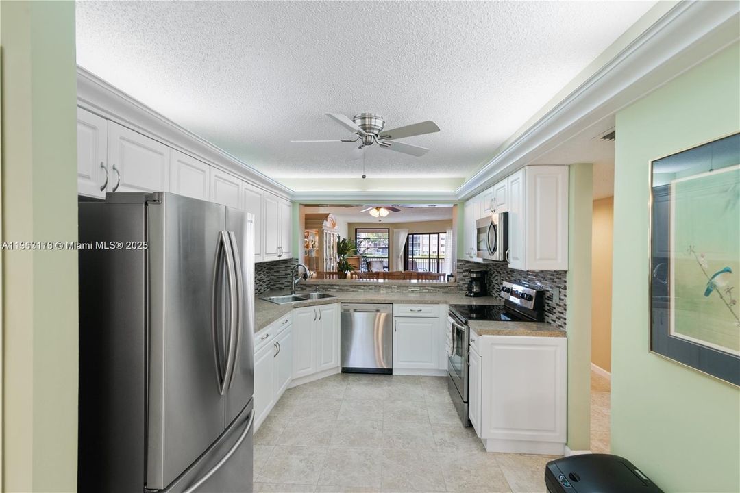 Под контрактом: $2,300 (2 спален, 2 ванн, 1500 Квадратных фут)