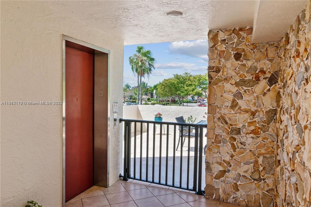 Под контрактом: $2,300 (2 спален, 2 ванн, 1500 Квадратных фут)