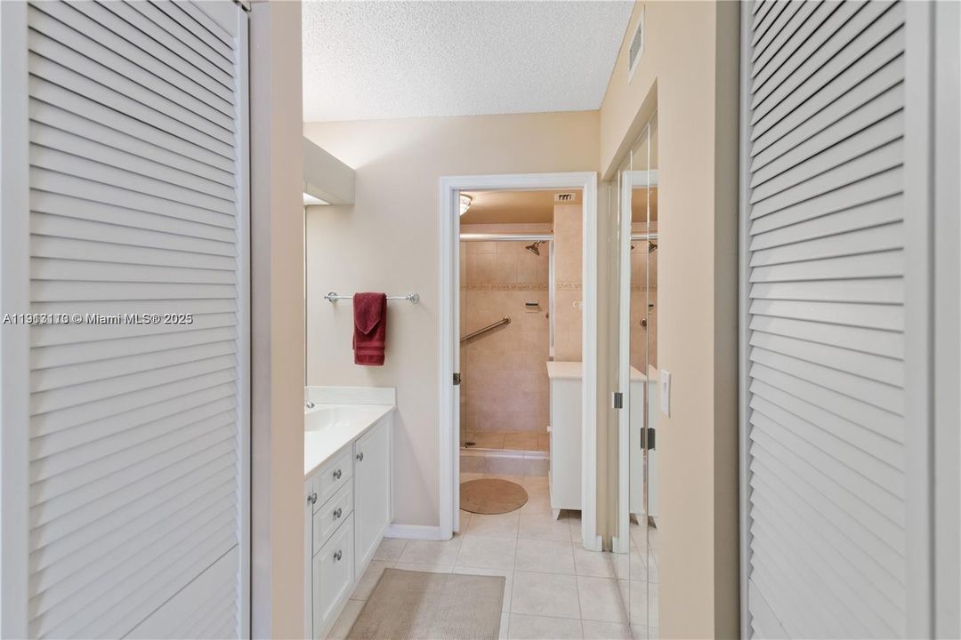 Под контрактом: $2,300 (2 спален, 2 ванн, 1500 Квадратных фут)