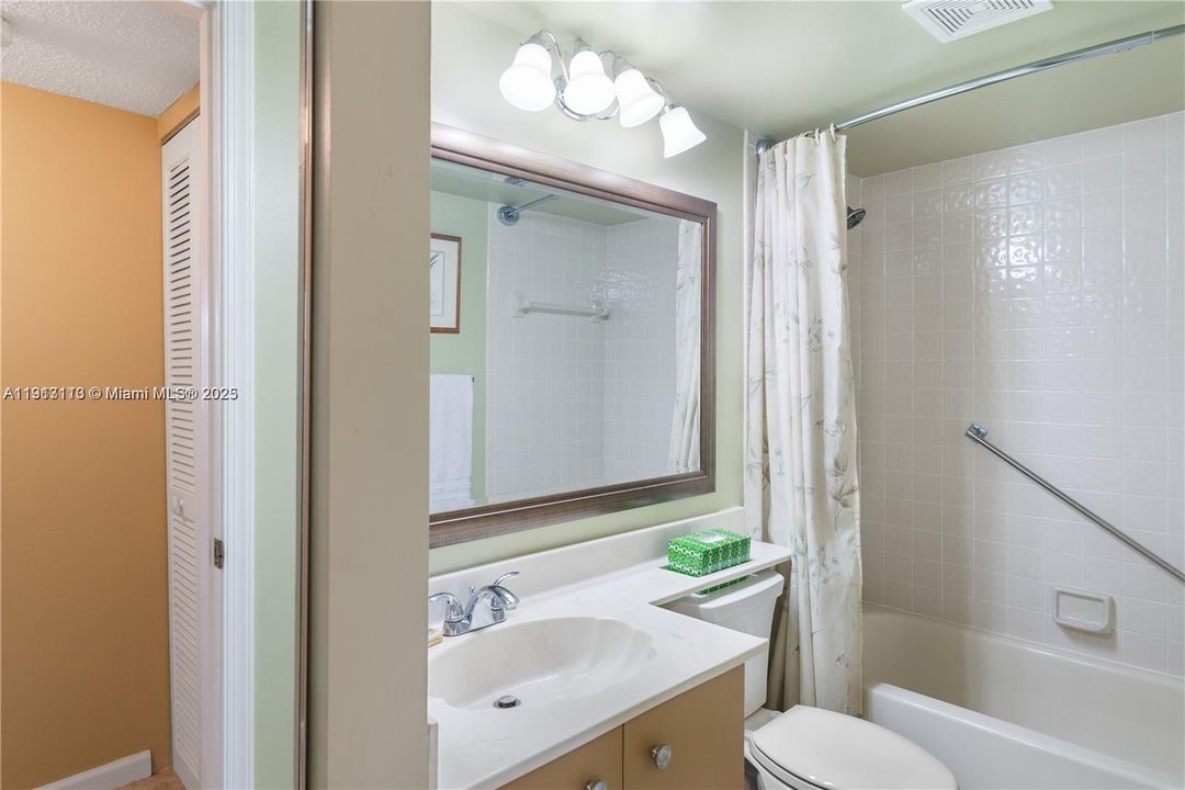 Под контрактом: $2,300 (2 спален, 2 ванн, 1500 Квадратных фут)