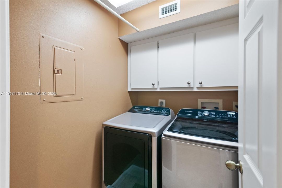 Под контрактом: $2,300 (2 спален, 2 ванн, 1500 Квадратных фут)