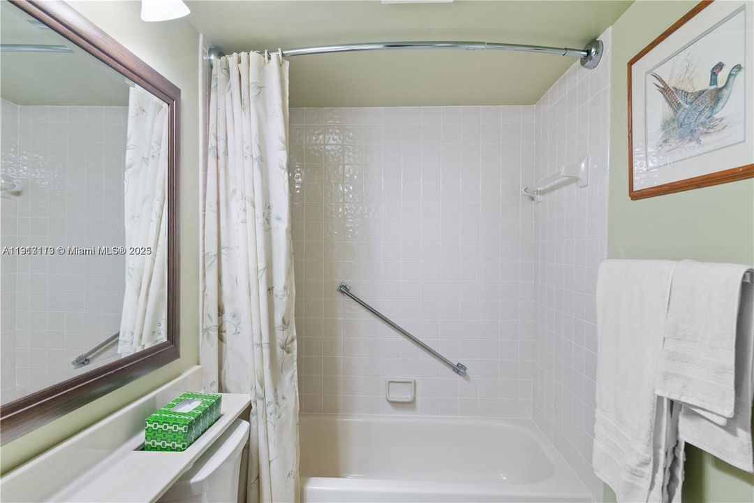 Под контрактом: $2,300 (2 спален, 2 ванн, 1500 Квадратных фут)