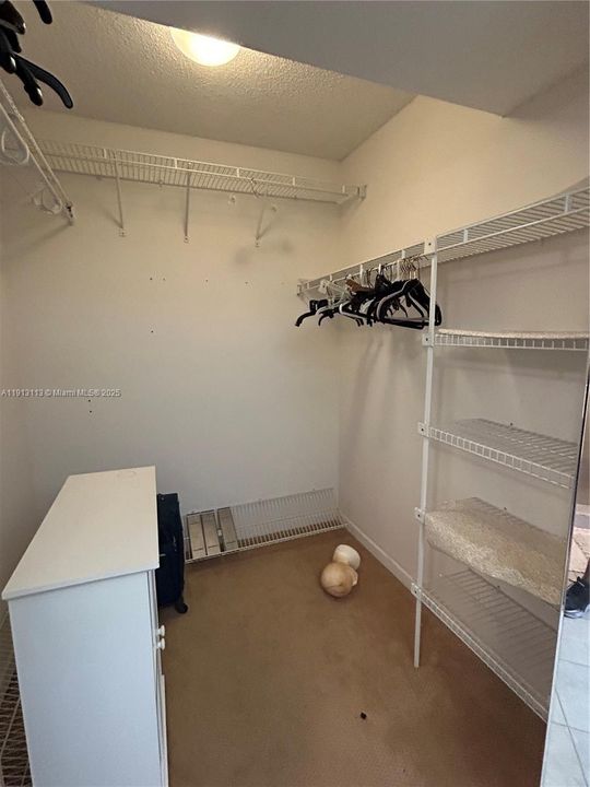 Под контрактом: $2,300 (2 спален, 2 ванн, 1500 Квадратных фут)