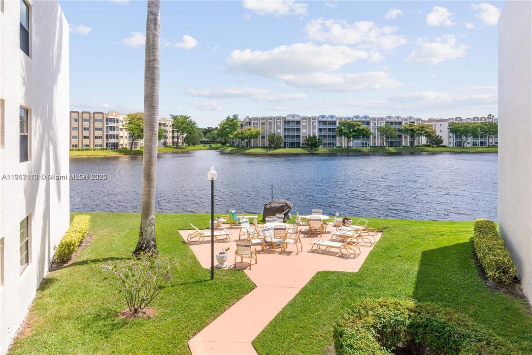 Под контрактом: $2,300 (2 спален, 2 ванн, 1500 Квадратных фут)