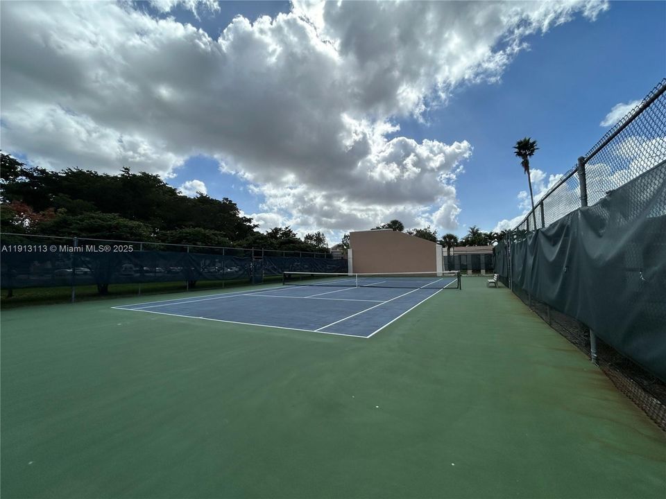 Под контрактом: $2,300 (2 спален, 2 ванн, 1500 Квадратных фут)