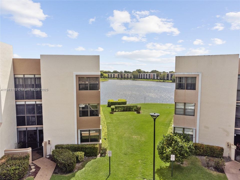 Под контрактом: $2,300 (2 спален, 2 ванн, 1500 Квадратных фут)