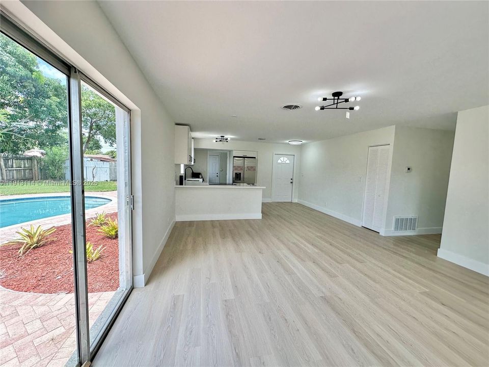 Под контрактом: $3,300 (4 спален, 2 ванн, 1367 Квадратных фут)