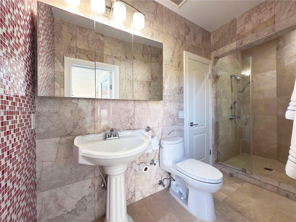 出租: $6,900 (4 贝兹, 3 浴室, 2855 平方英尺)