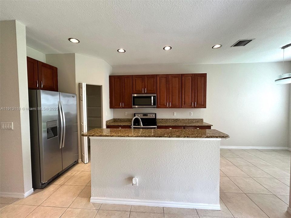 For Rent: $2,300 (3 beds, 2 baths, 1719 Square Feet)