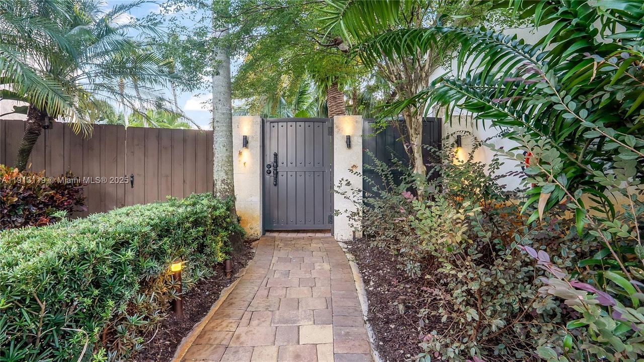 Activo con contrato: $900,000 (4 camas, 3 baños, 2714 Pies cuadrados)