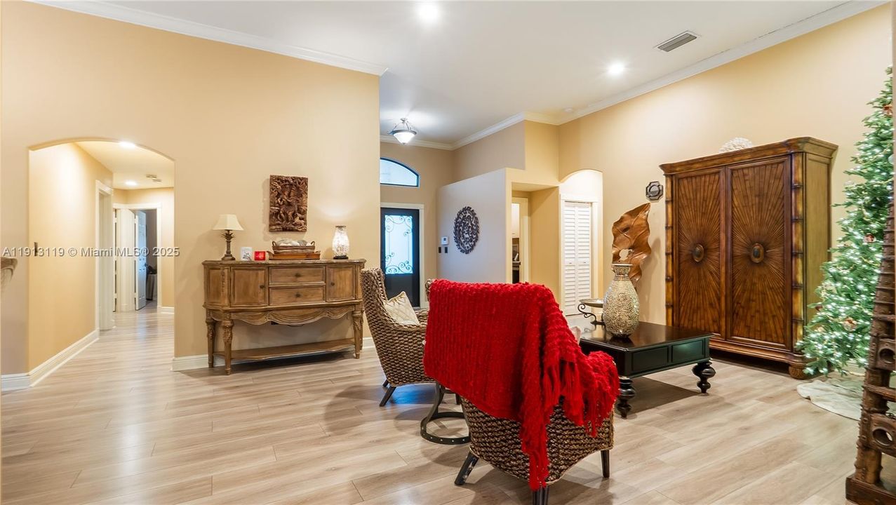 Activo con contrato: $900,000 (4 camas, 3 baños, 2714 Pies cuadrados)