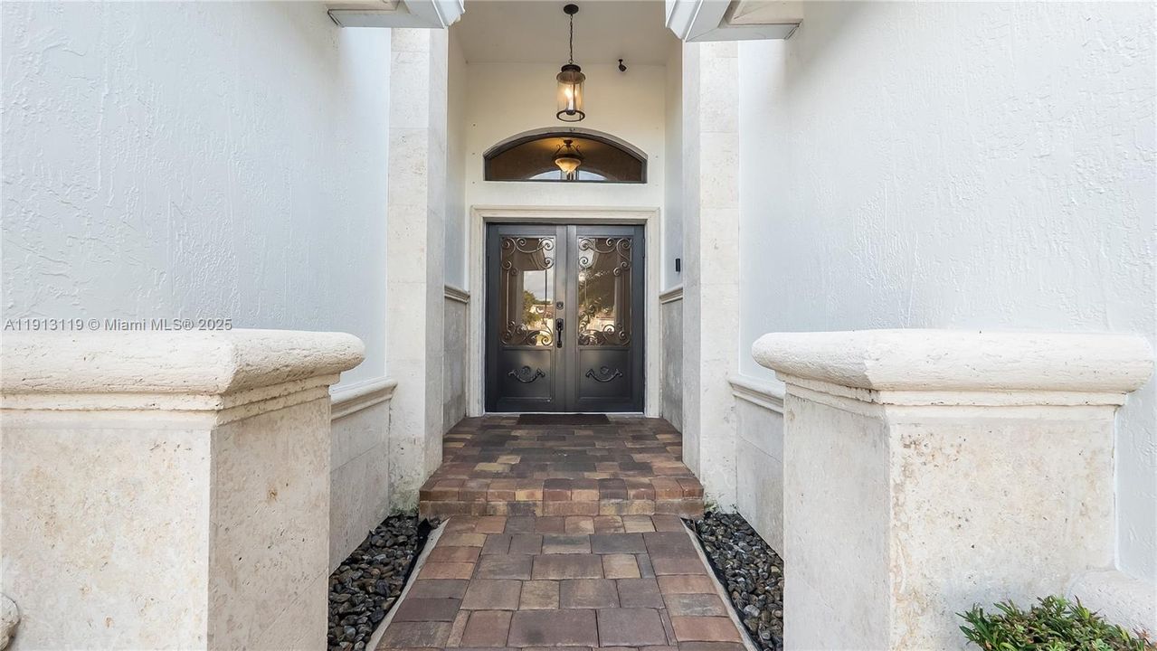 Activo con contrato: $900,000 (4 camas, 3 baños, 2714 Pies cuadrados)