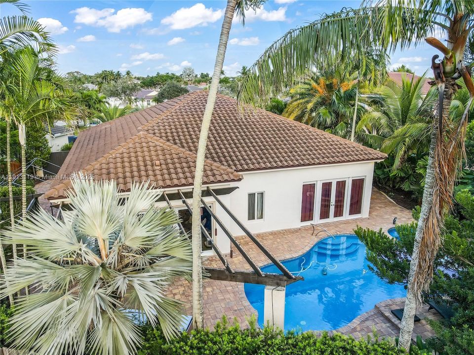 Activo con contrato: $900,000 (4 camas, 3 baños, 2714 Pies cuadrados)