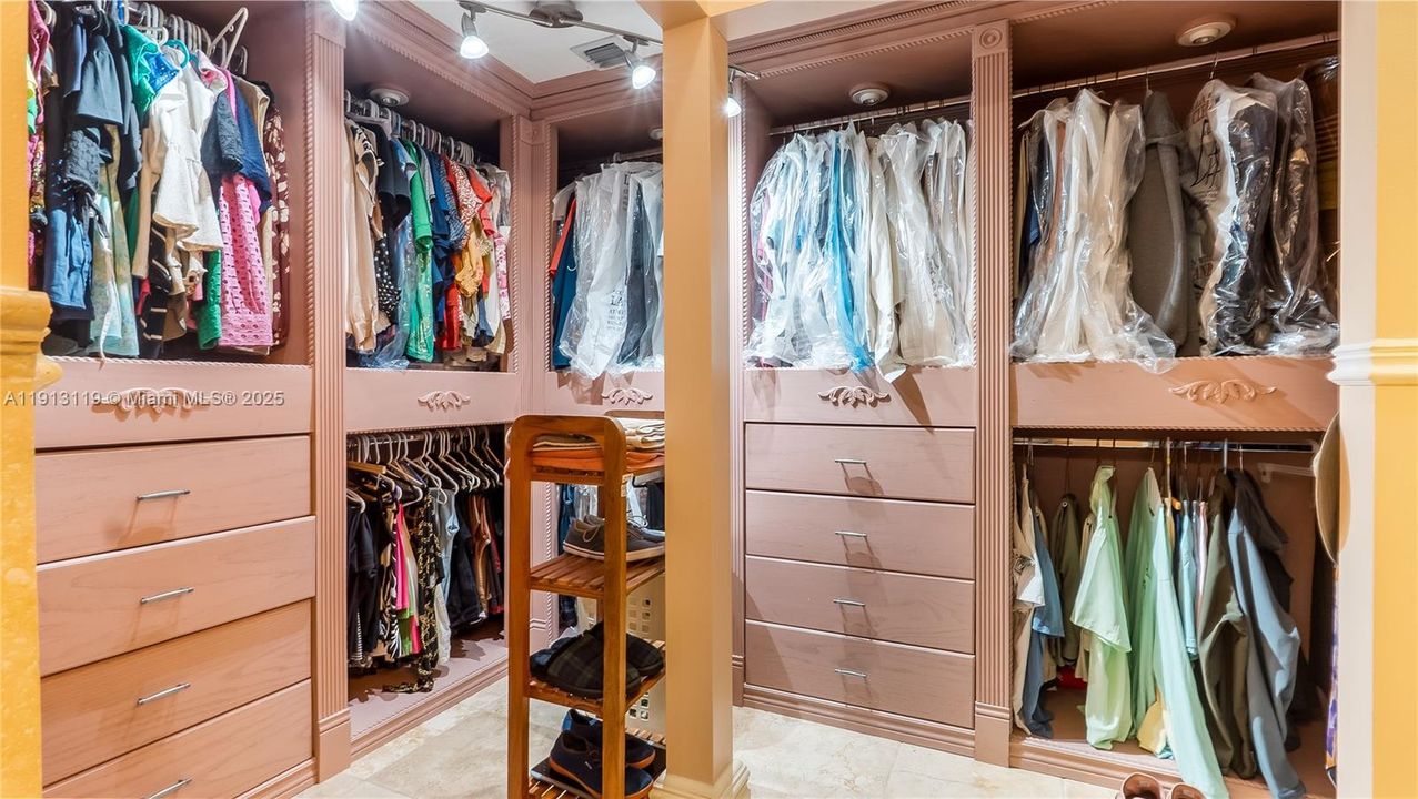 Activo con contrato: $900,000 (4 camas, 3 baños, 2714 Pies cuadrados)