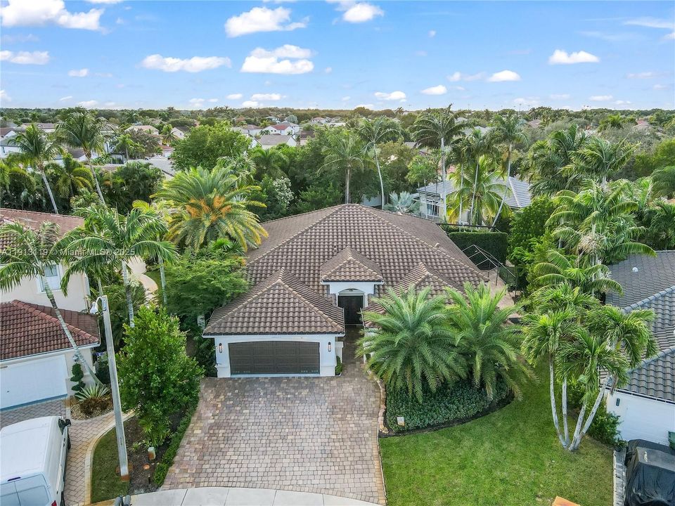 Activo con contrato: $900,000 (4 camas, 3 baños, 2714 Pies cuadrados)