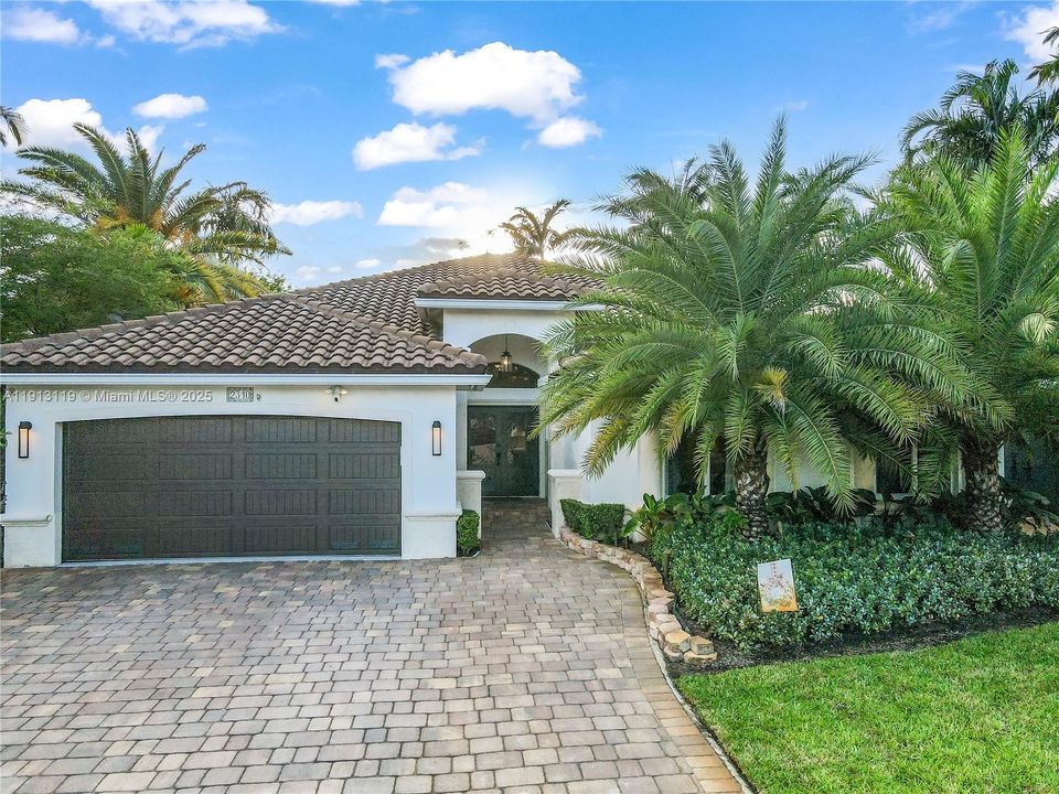 Activo con contrato: $900,000 (4 camas, 3 baños, 2714 Pies cuadrados)