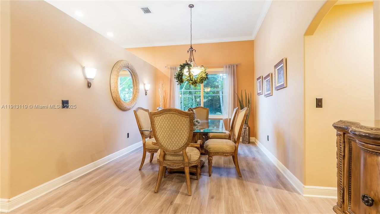 Activo con contrato: $900,000 (4 camas, 3 baños, 2714 Pies cuadrados)