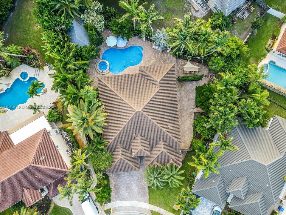 Activo con contrato: $900,000 (4 camas, 3 baños, 2714 Pies cuadrados)