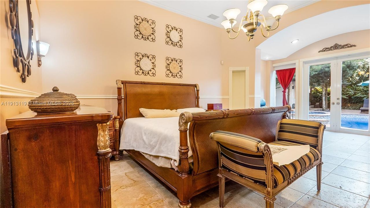 Activo con contrato: $900,000 (4 camas, 3 baños, 2714 Pies cuadrados)