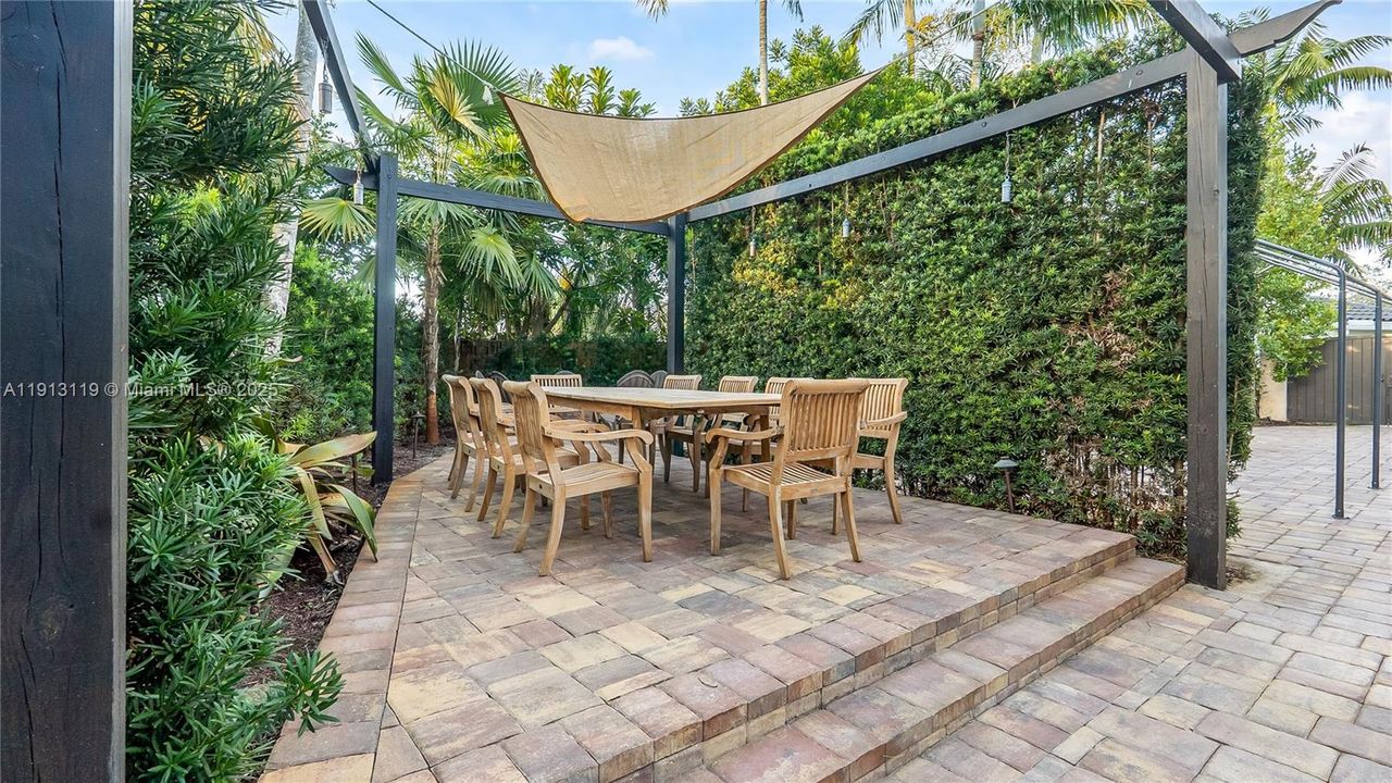 Activo con contrato: $900,000 (4 camas, 3 baños, 2714 Pies cuadrados)