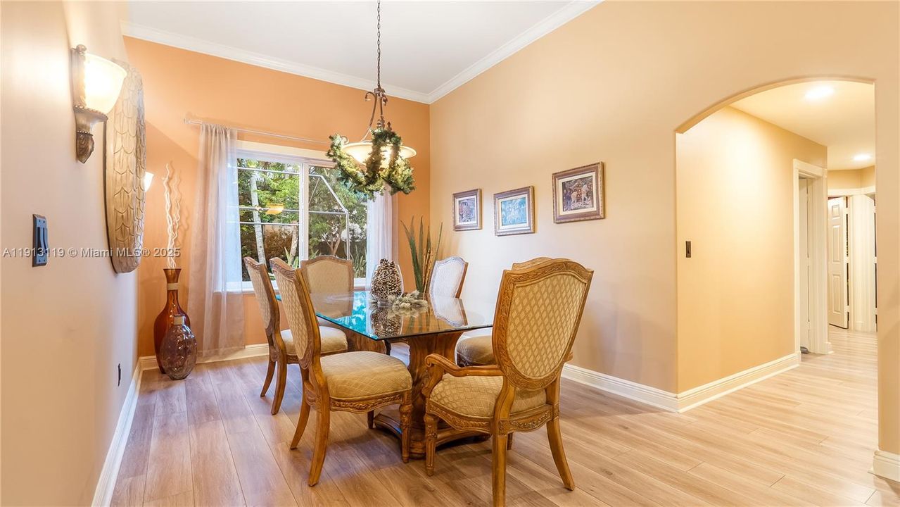 Activo con contrato: $900,000 (4 camas, 3 baños, 2714 Pies cuadrados)