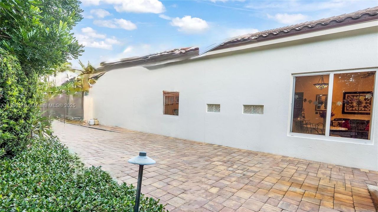 Activo con contrato: $900,000 (4 camas, 3 baños, 2714 Pies cuadrados)