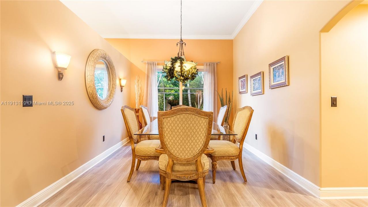 Activo con contrato: $900,000 (4 camas, 3 baños, 2714 Pies cuadrados)