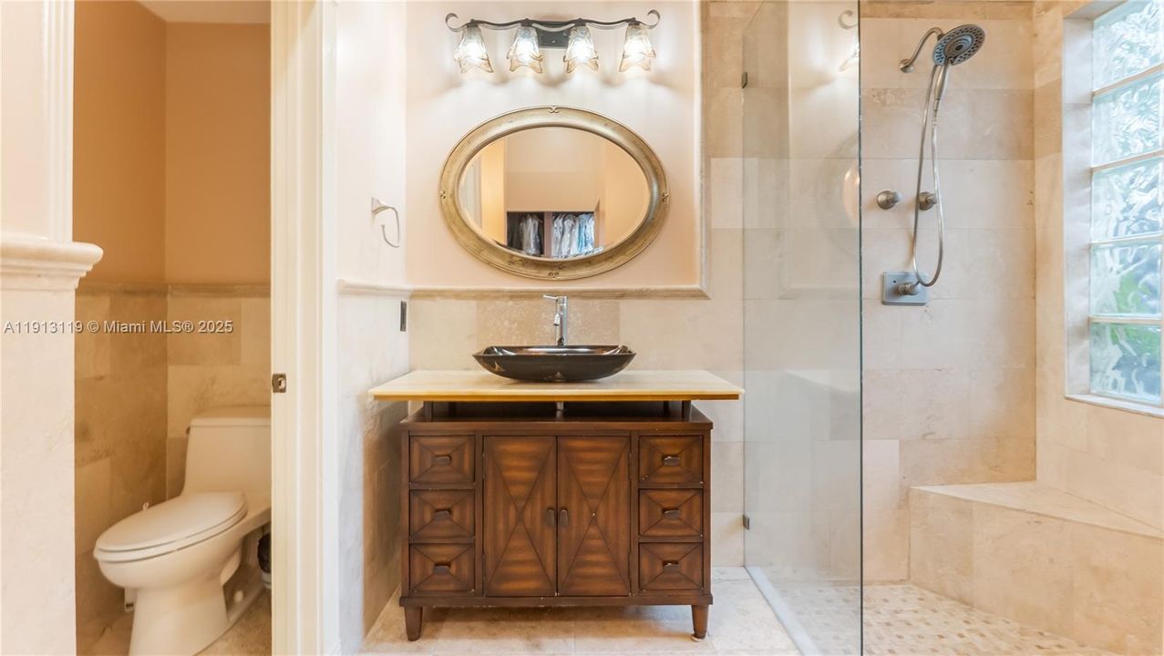 Activo con contrato: $900,000 (4 camas, 3 baños, 2714 Pies cuadrados)