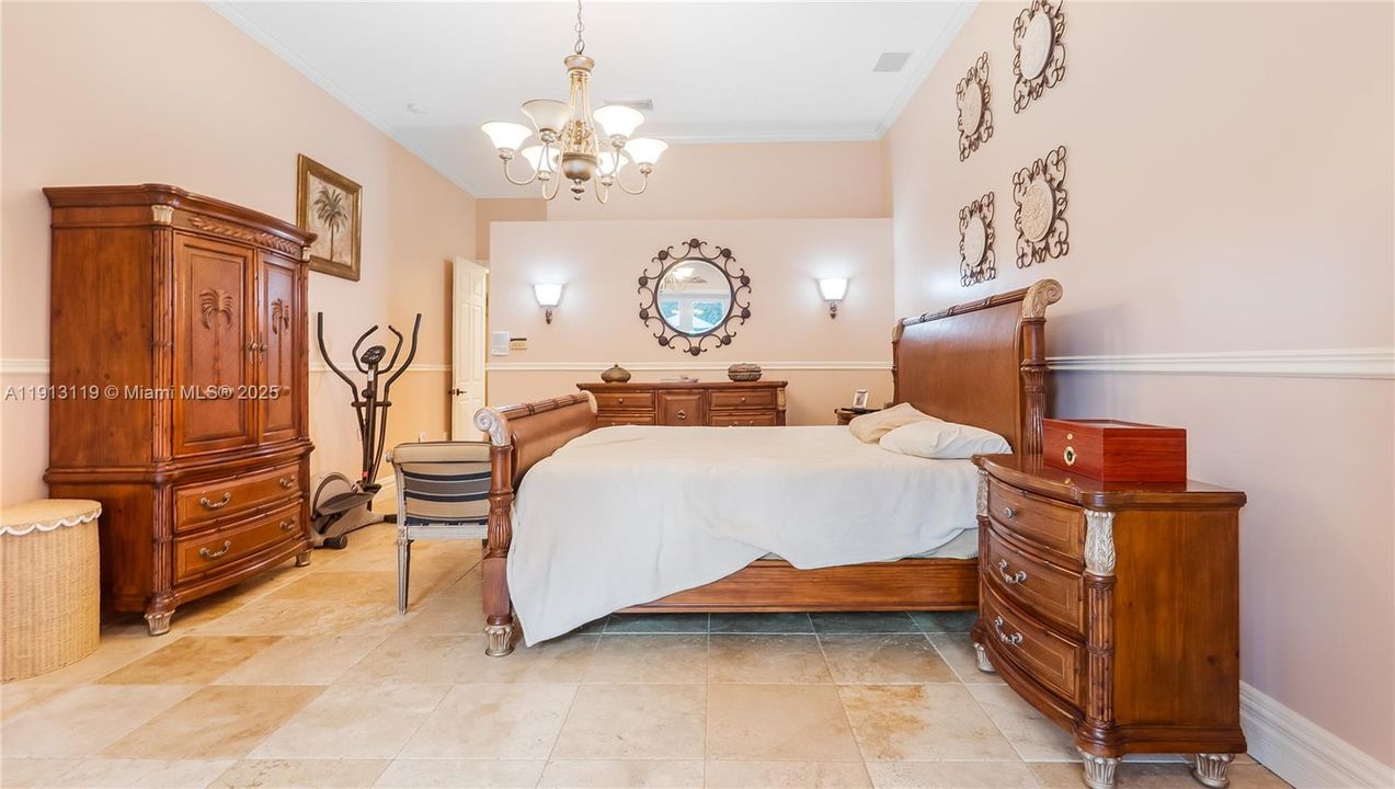 Activo con contrato: $900,000 (4 camas, 3 baños, 2714 Pies cuadrados)