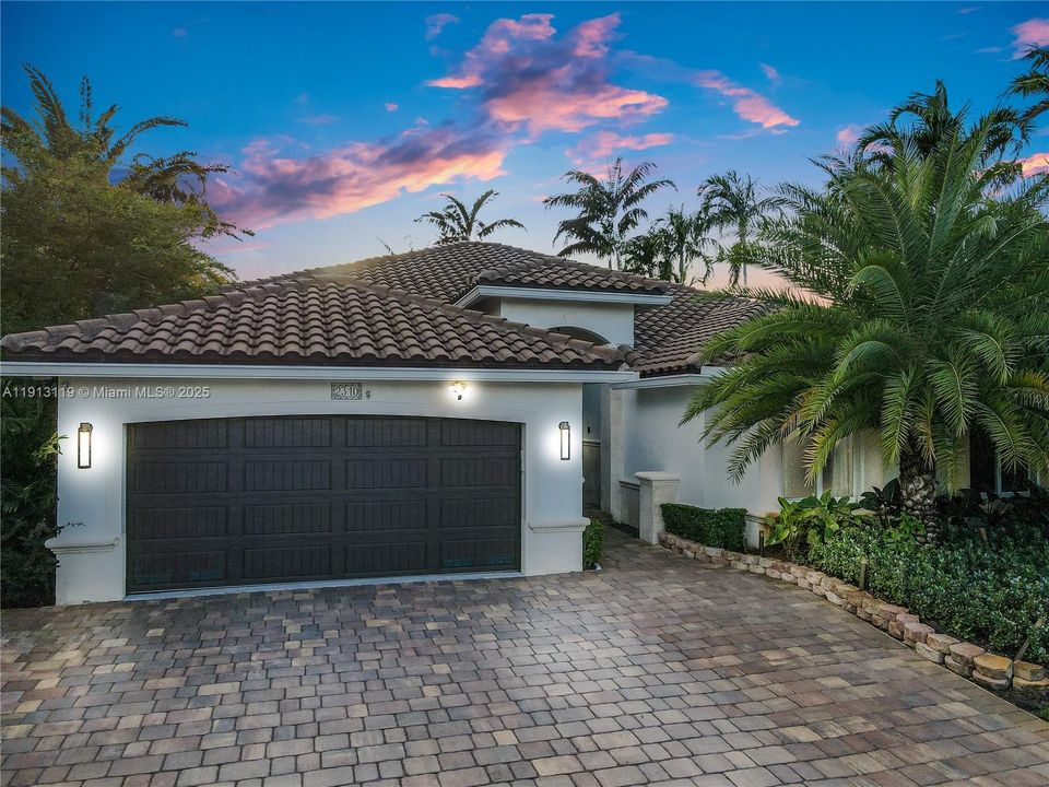 Activo con contrato: $900,000 (4 camas, 3 baños, 2714 Pies cuadrados)