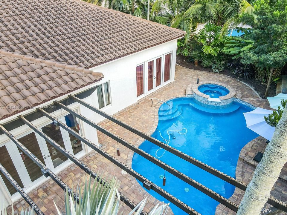 Activo con contrato: $900,000 (4 camas, 3 baños, 2714 Pies cuadrados)