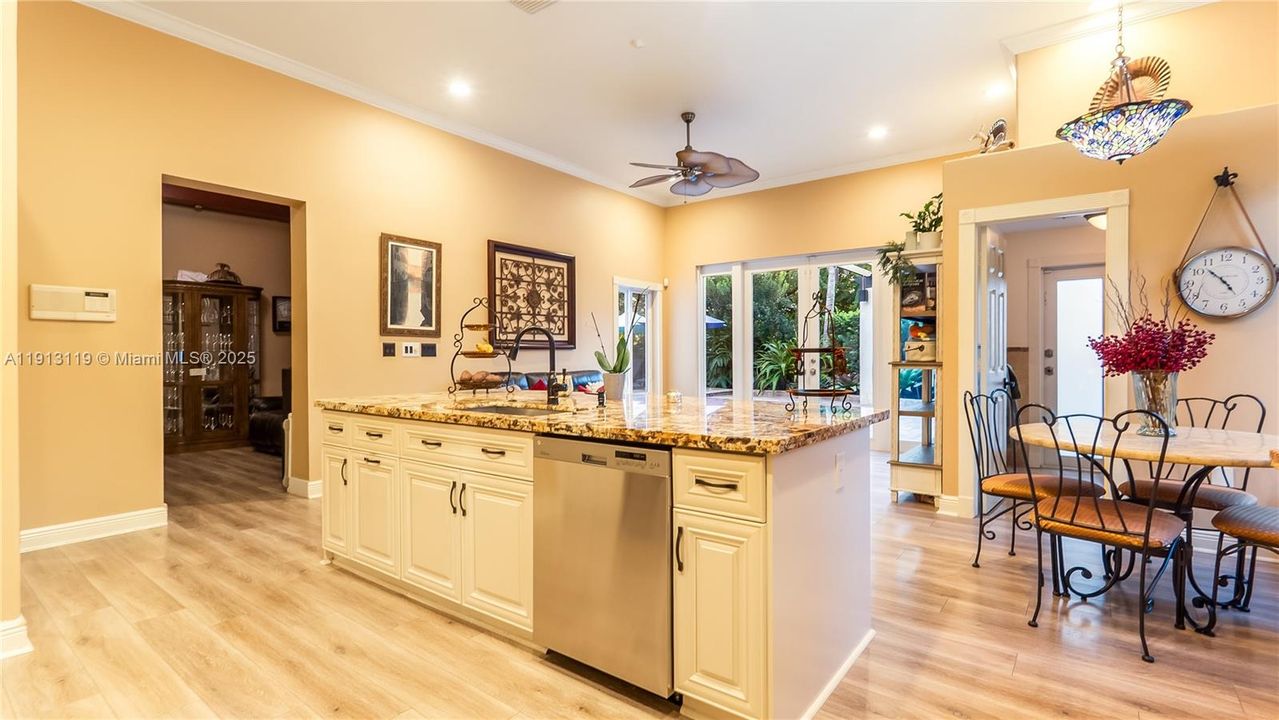 Activo con contrato: $900,000 (4 camas, 3 baños, 2714 Pies cuadrados)