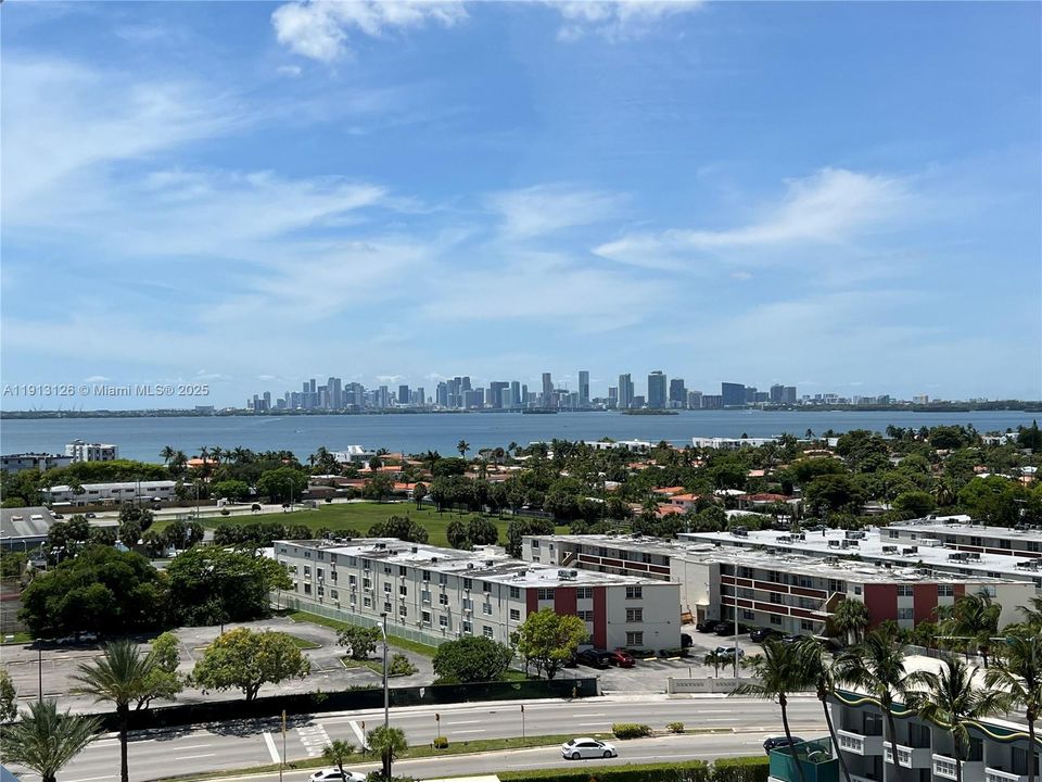 待售: $265,000 (1 贝兹, 1 浴室, 940 平方英尺)