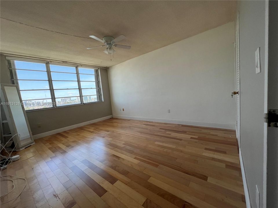 待售: $265,000 (1 贝兹, 1 浴室, 940 平方英尺)