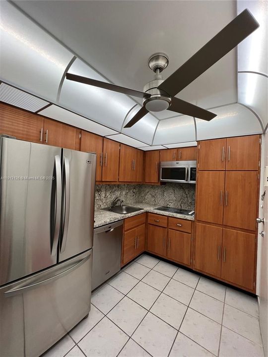 待售: $265,000 (1 贝兹, 1 浴室, 940 平方英尺)