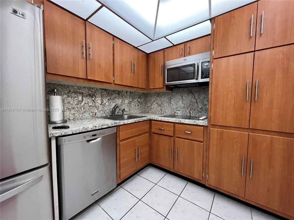 待售: $265,000 (1 贝兹, 1 浴室, 940 平方英尺)