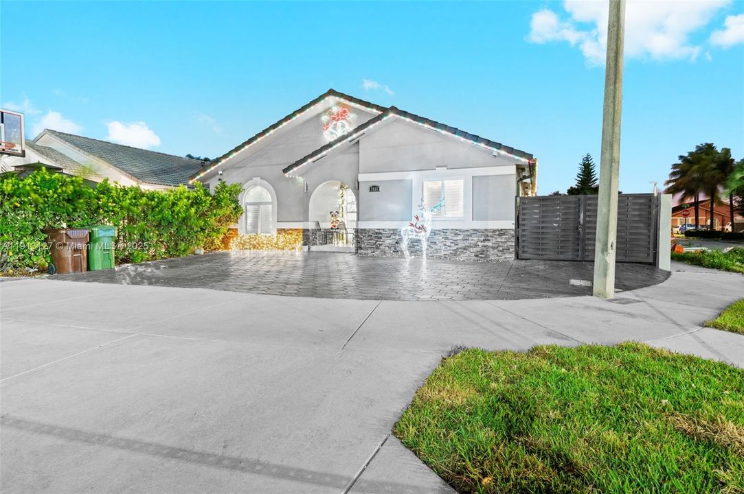 Active With Contract: $589,000 (4 beds, 2 baths, 1610 Square Feet)