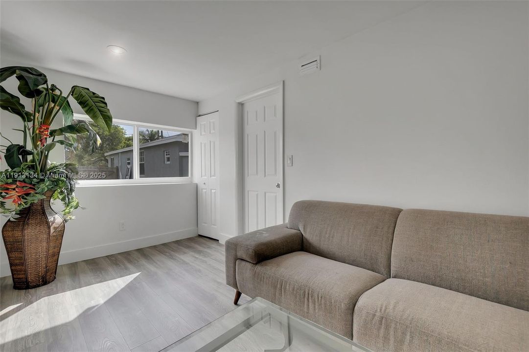 For Sale: $599,000 (6 beds, 3 baths, 1035 Square Feet)