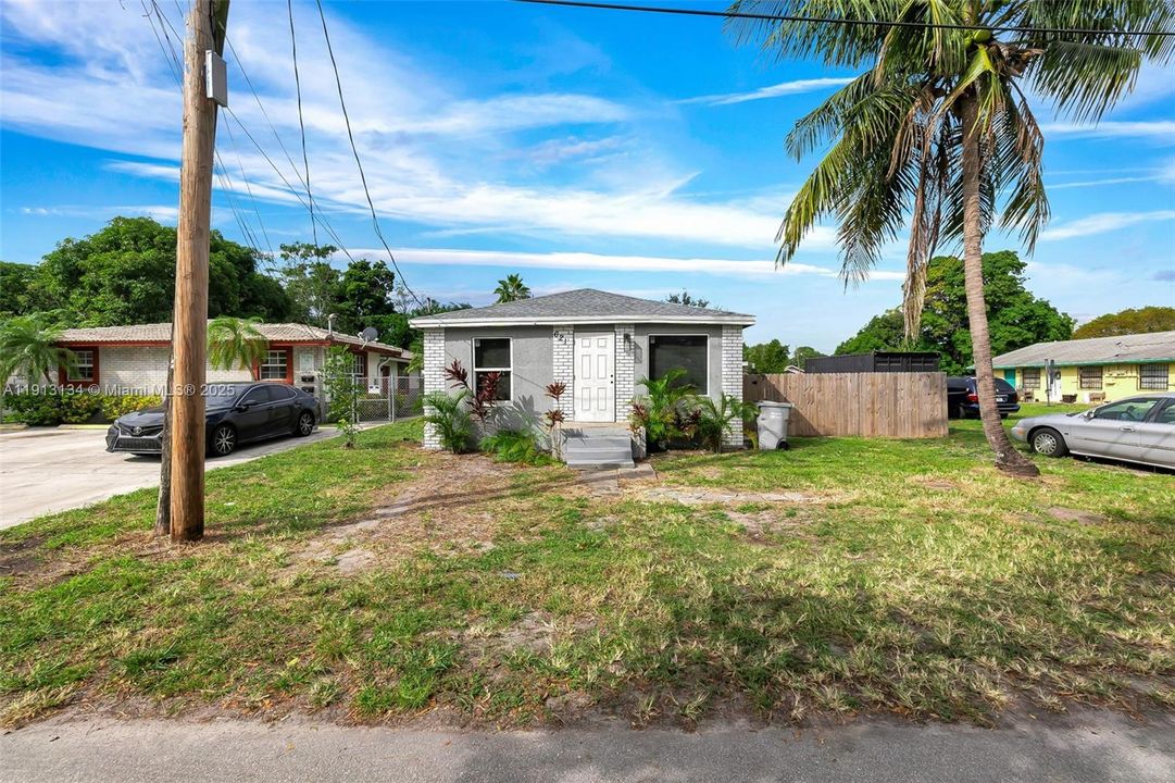 For Sale: $599,000 (6 beds, 3 baths, 1035 Square Feet)