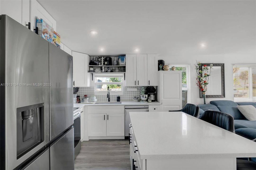 For Sale: $599,000 (6 beds, 3 baths, 1035 Square Feet)