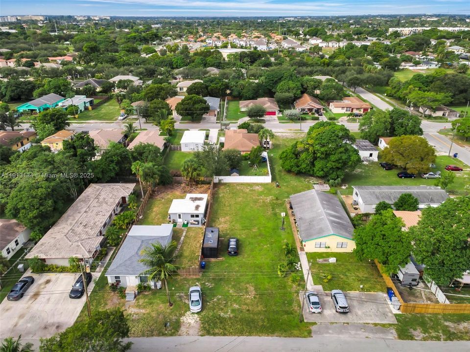 For Sale: $599,000 (6 beds, 3 baths, 1035 Square Feet)